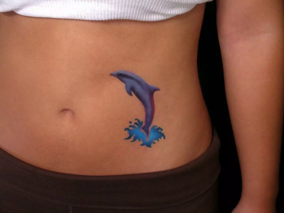 Tattoo ar an boilg (50 grianghraf): Ar an navel, ar an bpreas agus an bolg ag an mbun. Sceitsí de thattoos álainn. Figiúirí Tattoo 1999 agus 2002, 1998 agus daoine eile, roghanna eile le haghaidh íomhánna beaga agus móra 13790_35