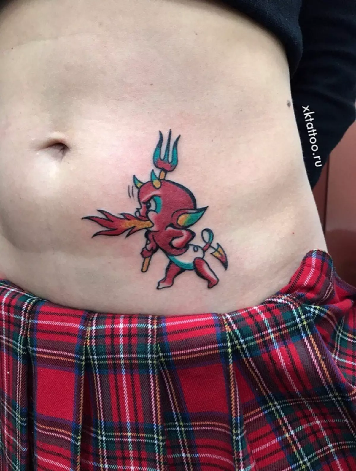 Tattoo ar an boilg (50 grianghraf): Ar an navel, ar an bpreas agus an bolg ag an mbun. Sceitsí de thattoos álainn. Figiúirí Tattoo 1999 agus 2002, 1998 agus daoine eile, roghanna eile le haghaidh íomhánna beaga agus móra 13790_41