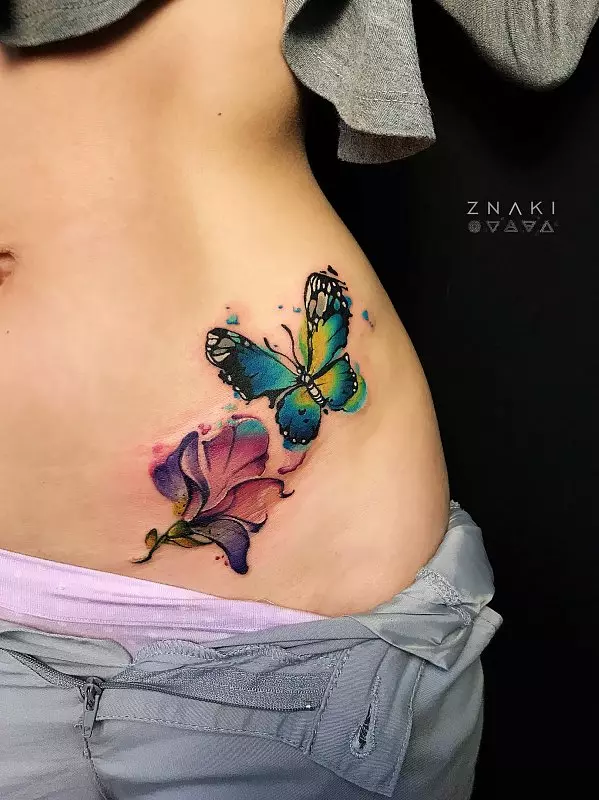 Tatuaje en el estómago (50 fotos): en el ombligo, en la prensa y el abdomen en la parte inferior. Bocetos de hermosos tatuajes. Figuras de tatuajes 1999 y 2002, 1998 y otras, otras opciones para imágenes pequeñas y grandes. 13790_44