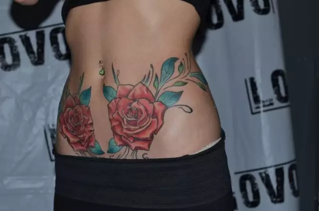 Tatuaggio sullo stomaco (50 foto): sull'ombelico, sulla stampa e sull'addome in basso. Schizzi di bellissimi tatuaggi. Figure del tatuaggio 1999 e 2002, 1998 e altri, altre opzioni per immagini piccole e grandi 13790_47