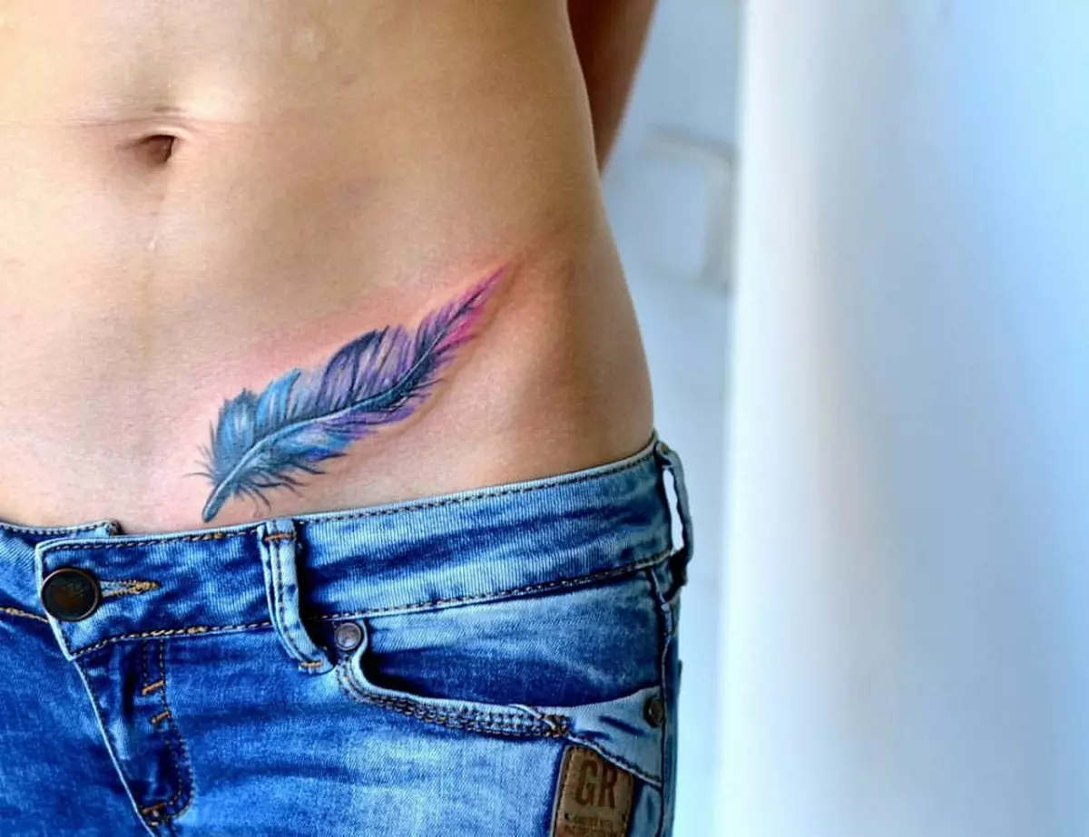 Tatuaje en el estómago (50 fotos): en el ombligo, en la prensa y el abdomen en la parte inferior. Bocetos de hermosos tatuajes. Figuras de tatuajes 1999 y 2002, 1998 y otras, otras opciones para imágenes pequeñas y grandes. 13790_49