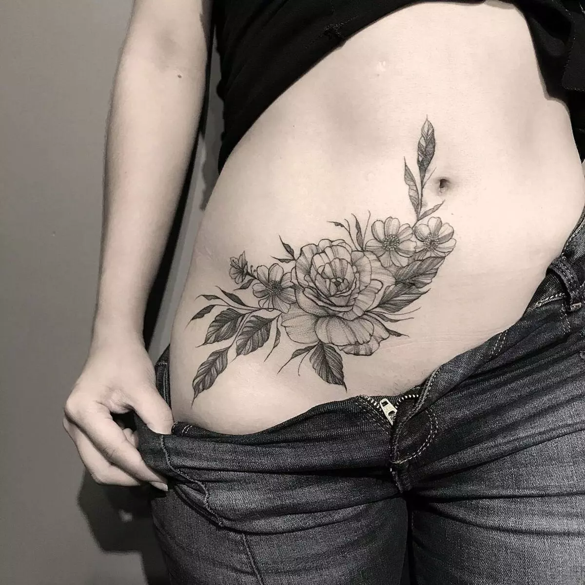 Tattoo on the stomach (50 photos): on the navel, on the press and the abdomen at the bottom. Sketches of beautiful tattoos. Tattoo figures 1999 and 2002, 1998 and others, other options for small and large images 13790_6