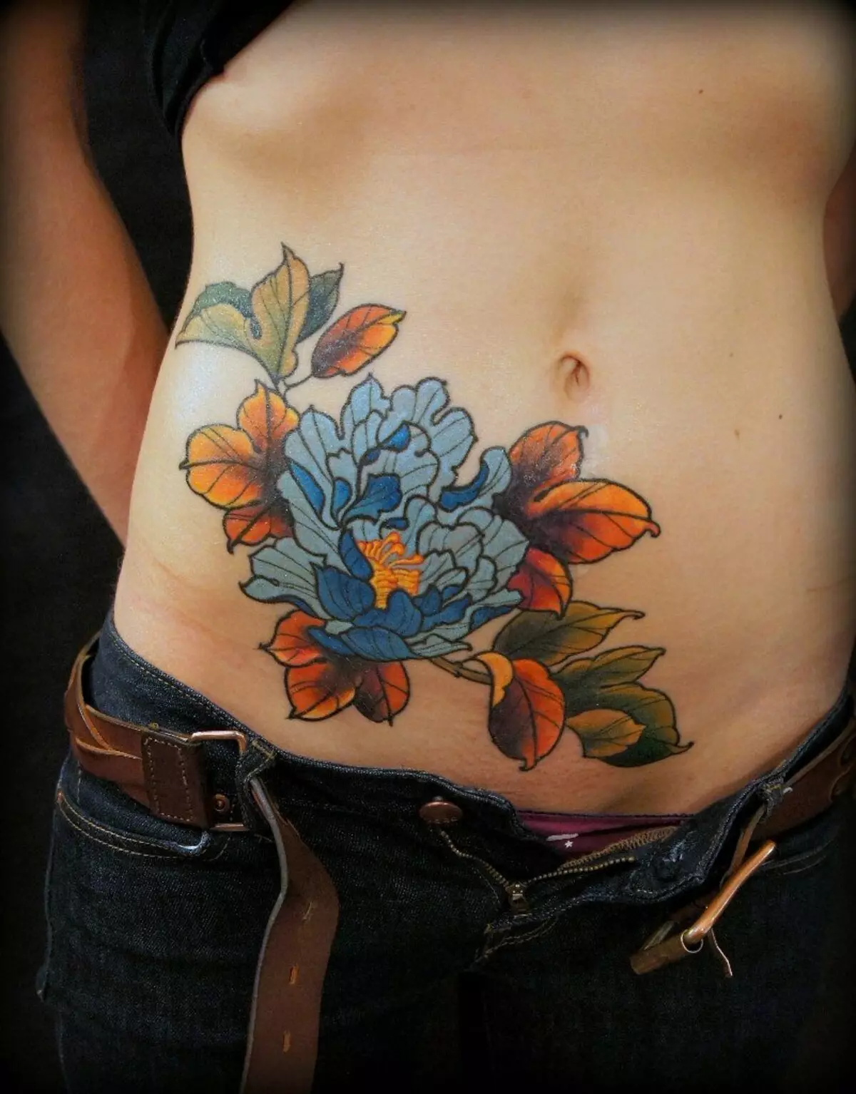Tattoo on the stomach (50 photos): on the navel, on the press and the abdomen at the bottom. Sketches of beautiful tattoos. Tattoo figures 1999 and 2002, 1998 and others, other options for small and large images 13790_8