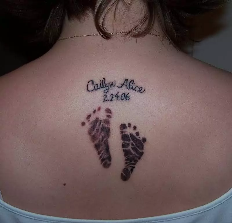 Tattoo dédié aux enfants (59 photos): « Le sourire de fille est plus cher que chacun d'entre vous » et tatouages ​​en l'honneur du fils « du Fils et du Père », les jambes des enfants et d'autres tatouage associée aux enfants 13793_12