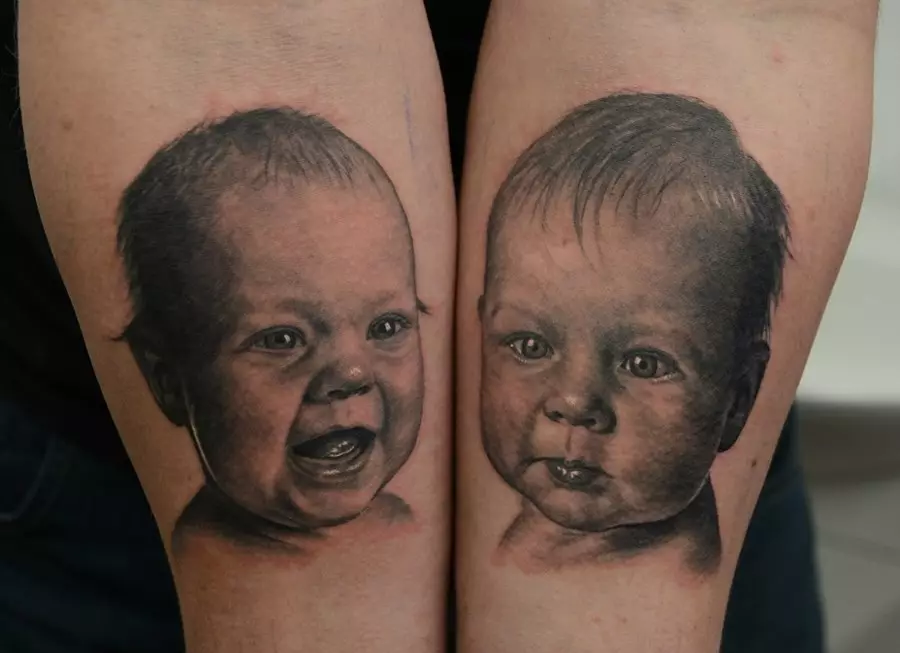 Tattoo dédié aux enfants (59 photos): « Le sourire de fille est plus cher que chacun d'entre vous » et tatouages ​​en l'honneur du fils « du Fils et du Père », les jambes des enfants et d'autres tatouage associée aux enfants 13793_39