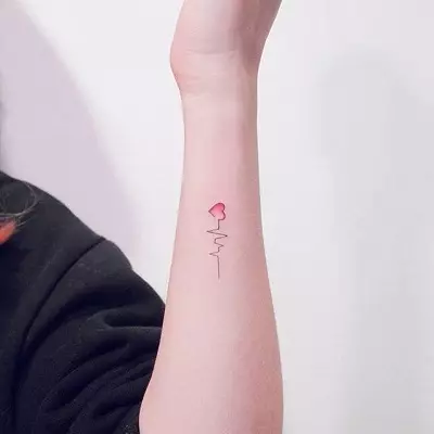 tattoo ໃນຂໍ້ມື (75 ຮູບ): sketches ຂອງ tattoo ຂະຫນາດນ້ອຍ, tattoo ແສງທີ່ສວຍງາມຢູ່ອ້ອມແຂນແລະອື່ນໆ, ຄວາມຫມາຍຂອງພວກເຂົາ 13794_15