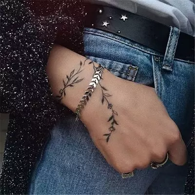 tattoo ໃນຂໍ້ມື (75 ຮູບ): sketches ຂອງ tattoo ຂະຫນາດນ້ອຍ, tattoo ແສງທີ່ສວຍງາມຢູ່ອ້ອມແຂນແລະອື່ນໆ, ຄວາມຫມາຍຂອງພວກເຂົາ 13794_16