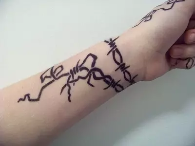 tattoo ໃນຂໍ້ມື (75 ຮູບ): sketches ຂອງ tattoo ຂະຫນາດນ້ອຍ, tattoo ແສງທີ່ສວຍງາມຢູ່ອ້ອມແຂນແລະອື່ນໆ, ຄວາມຫມາຍຂອງພວກເຂົາ 13794_34