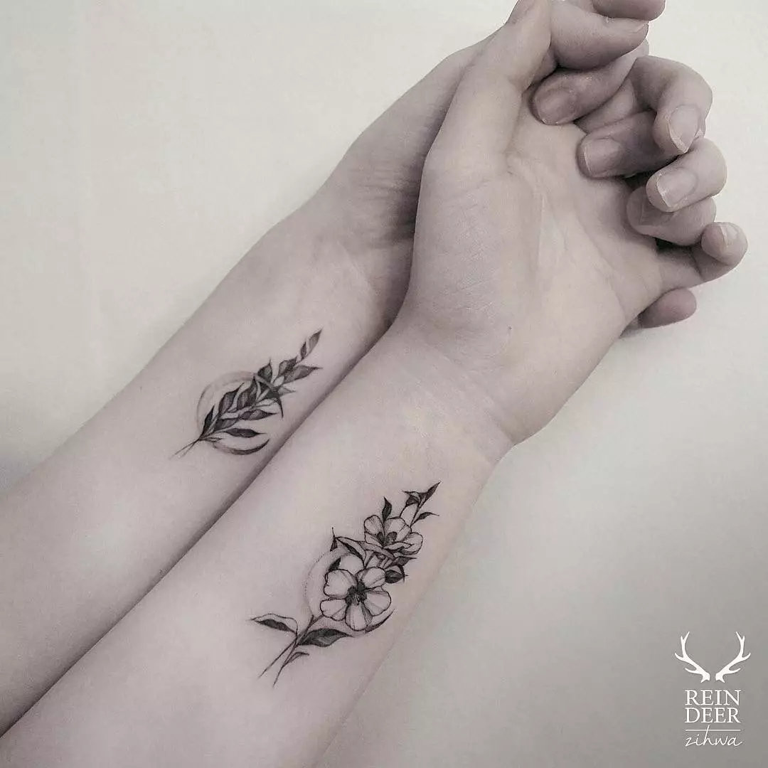 tattoo ໃນຂໍ້ມື (75 ຮູບ): sketches ຂອງ tattoo ຂະຫນາດນ້ອຍ, tattoo ແສງທີ່ສວຍງາມຢູ່ອ້ອມແຂນແລະອື່ນໆ, ຄວາມຫມາຍຂອງພວກເຂົາ 13794_57