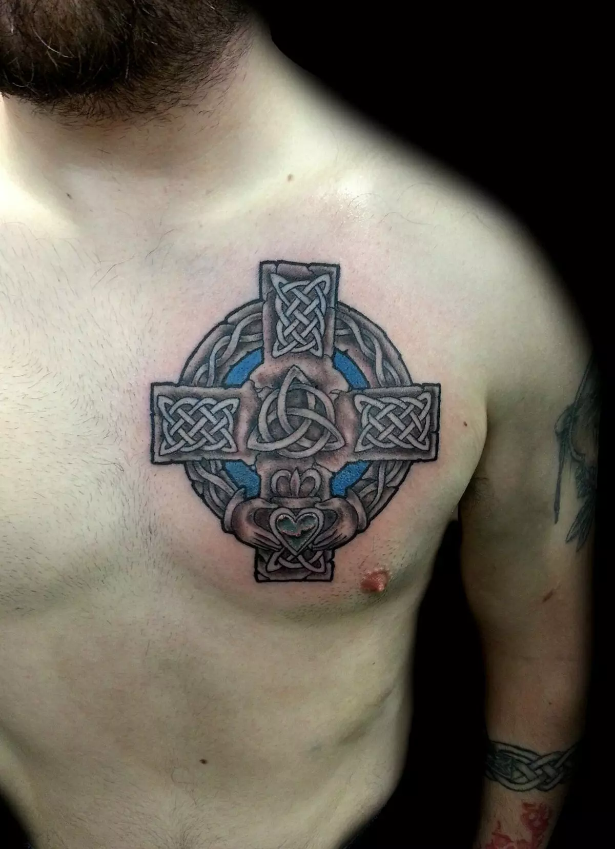 紋身“十字架”（81張照片）：手上和頸部的紋身和胸部的素描和值，在後面和胸部，在肩部和手腕上。紋身以亞美尼亞和其他十字架的形式 13796_12
