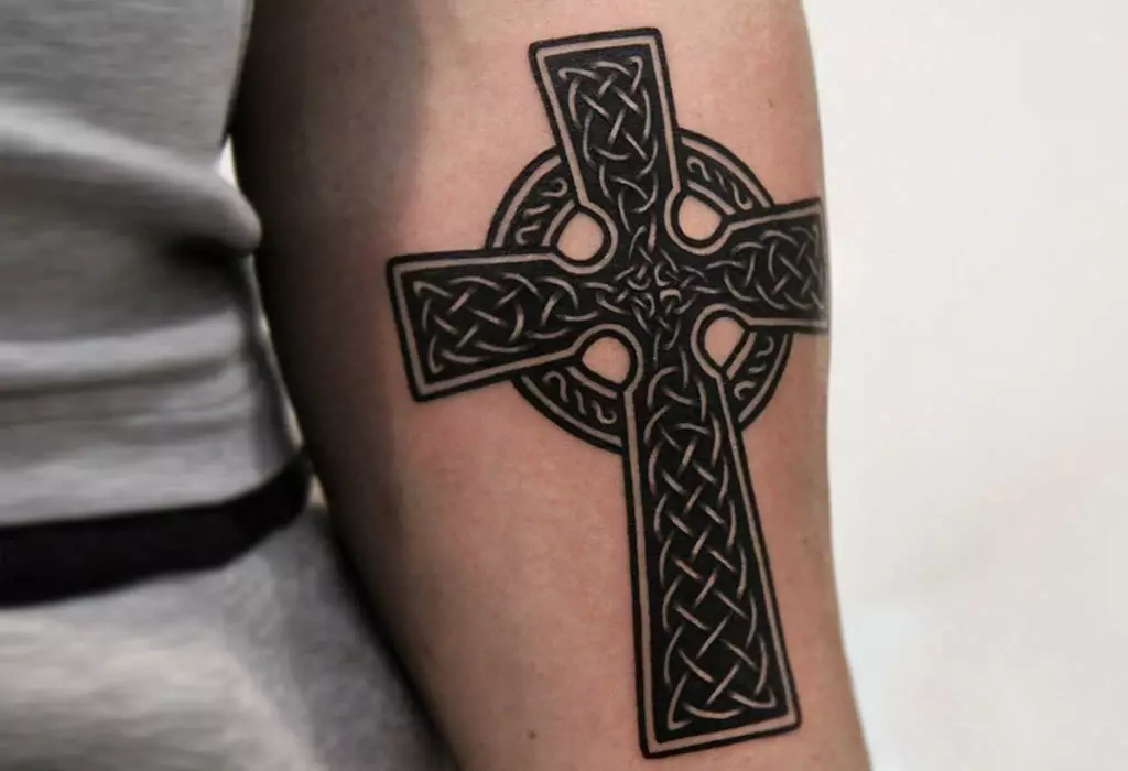 紋身“十字架”（81張照片）：手上和頸部的紋身和胸部的素描和值，在後面和胸部，在肩部和手腕上。紋身以亞美尼亞和其他十字架的形式 13796_14