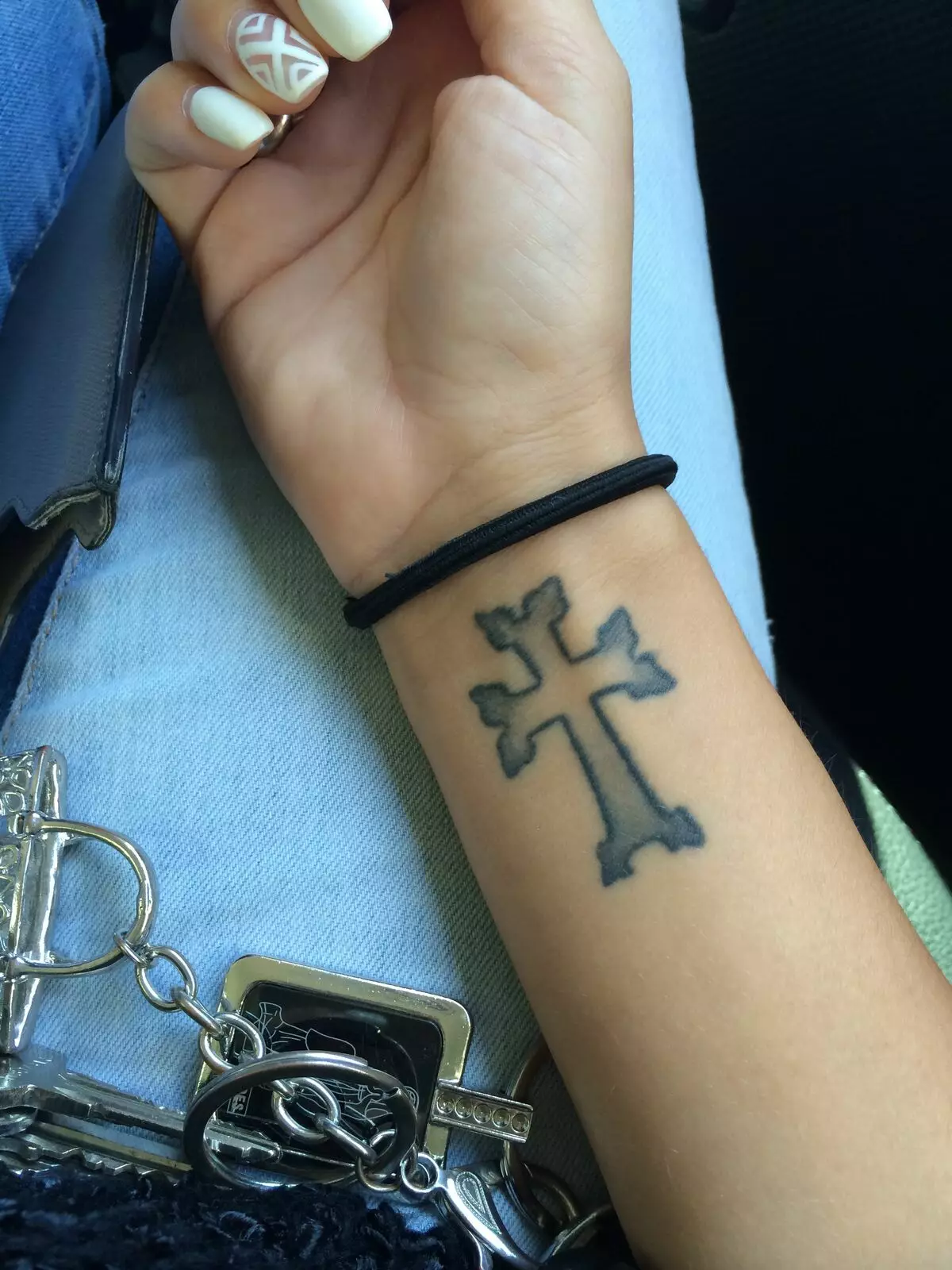 紋身“十字架”（81張照片）：手上和頸部的紋身和胸部的素描和值，在後面和胸部，在肩部和手腕上。紋身以亞美尼亞和其他十字架的形式 13796_33