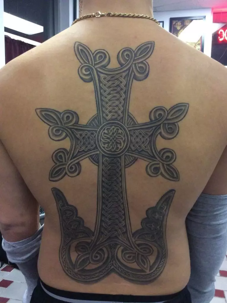 紋身“十字架”（81張照片）：手上和頸部的紋身和胸部的素描和值，在後面和胸部，在肩部和手腕上。紋身以亞美尼亞和其他十字架的形式 13796_34