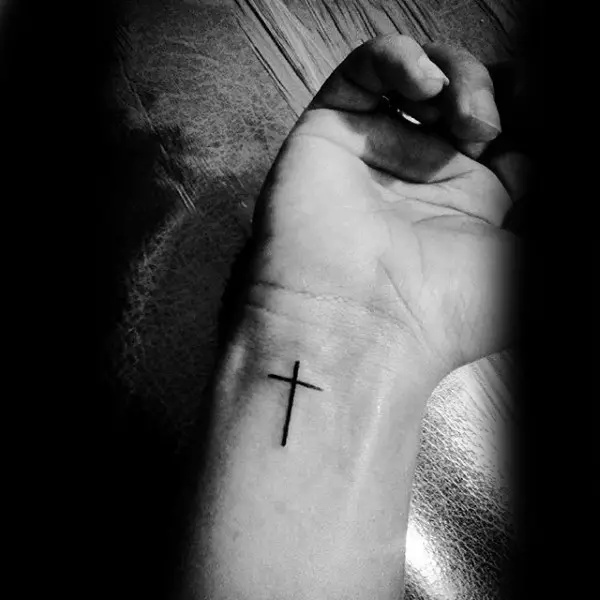 紋身“十字架”（81張照片）：手上和頸部的紋身和胸部的素描和值，在後面和胸部，在肩部和手腕上。紋身以亞美尼亞和其他十字架的形式 13796_60