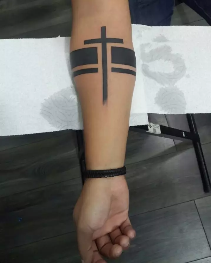 紋身“十字架”（81張照片）：手上和頸部的紋身和胸部的素描和值，在後面和胸部，在肩部和手腕上。紋身以亞美尼亞和其他十字架的形式 13796_65