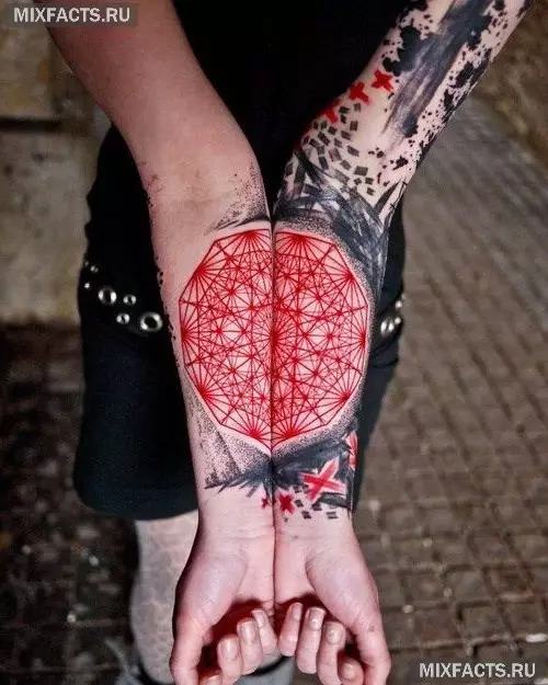 Rdeča tattoo: v obliki niti in linij, druge ideje z rdečo. Kaj se bo zgodilo v tetoviranju v nekaj letih? 13799_14