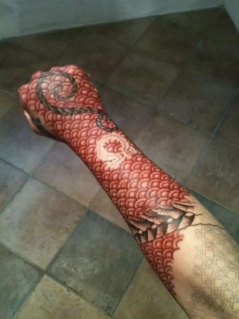 Rdeča tattoo: v obliki niti in linij, druge ideje z rdečo. Kaj se bo zgodilo v tetoviranju v nekaj letih? 13799_17