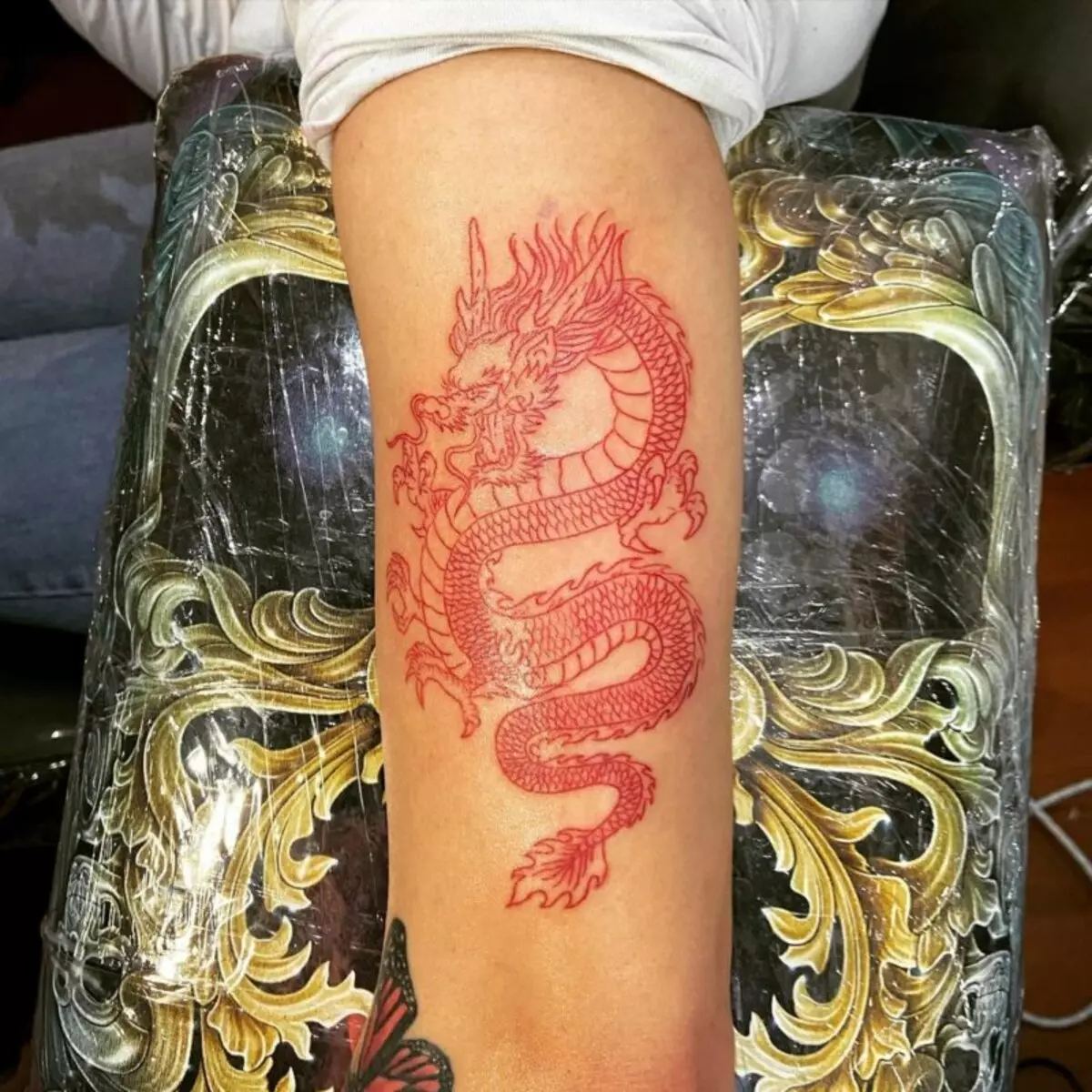 Rdeča tattoo: v obliki niti in linij, druge ideje z rdečo. Kaj se bo zgodilo v tetoviranju v nekaj letih? 13799_21