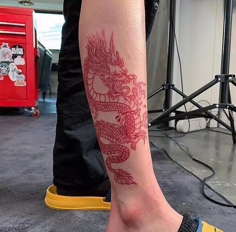 Rdeča tattoo: v obliki niti in linij, druge ideje z rdečo. Kaj se bo zgodilo v tetoviranju v nekaj letih? 13799_37