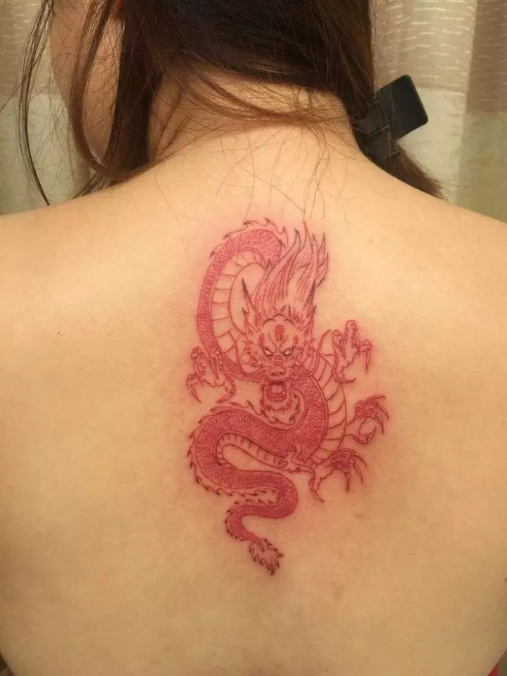 Rdeča tattoo: v obliki niti in linij, druge ideje z rdečo. Kaj se bo zgodilo v tetoviranju v nekaj letih? 13799_8