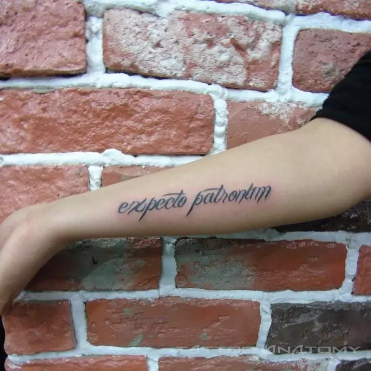 Calligrafy Tattoo: skizoj tatuaja kun kaligrafiaj tiparoj sur mano, kruro kaj aliaj partoj de la korpo 13800_11