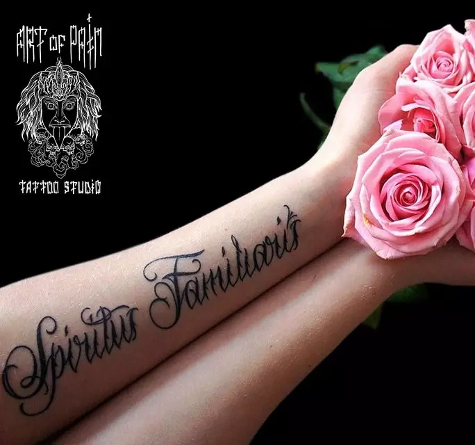 Cal·ligrafia tatuatge: Esbossos de tatuatges amb fonts cal·ligràfiques en mà, cama i altres parts de el cos 13800_16