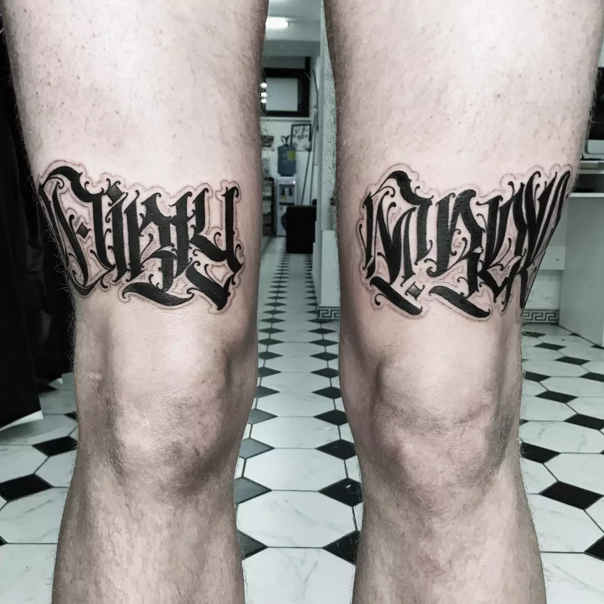 Calligrafy Tattoo: skizoj tatuaja kun kaligrafiaj tiparoj sur mano, kruro kaj aliaj partoj de la korpo 13800_29