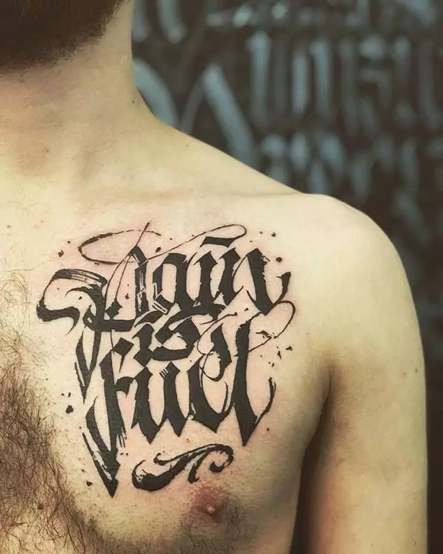 Calligrafy Tattoo: skizoj tatuaja kun kaligrafiaj tiparoj sur mano, kruro kaj aliaj partoj de la korpo 13800_3