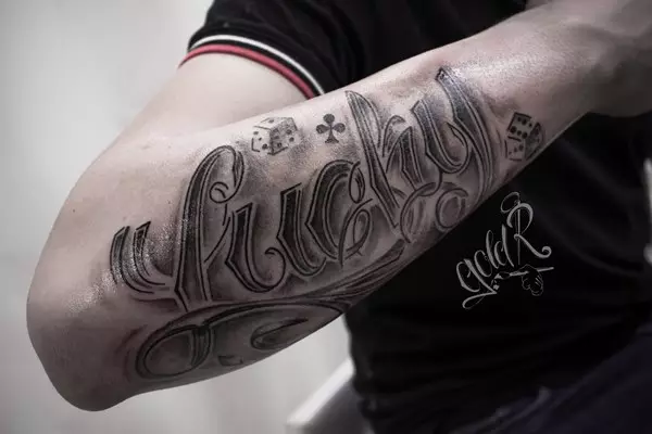 Calligrafy Tattoo: skizoj tatuaja kun kaligrafiaj tiparoj sur mano, kruro kaj aliaj partoj de la korpo 13800_6