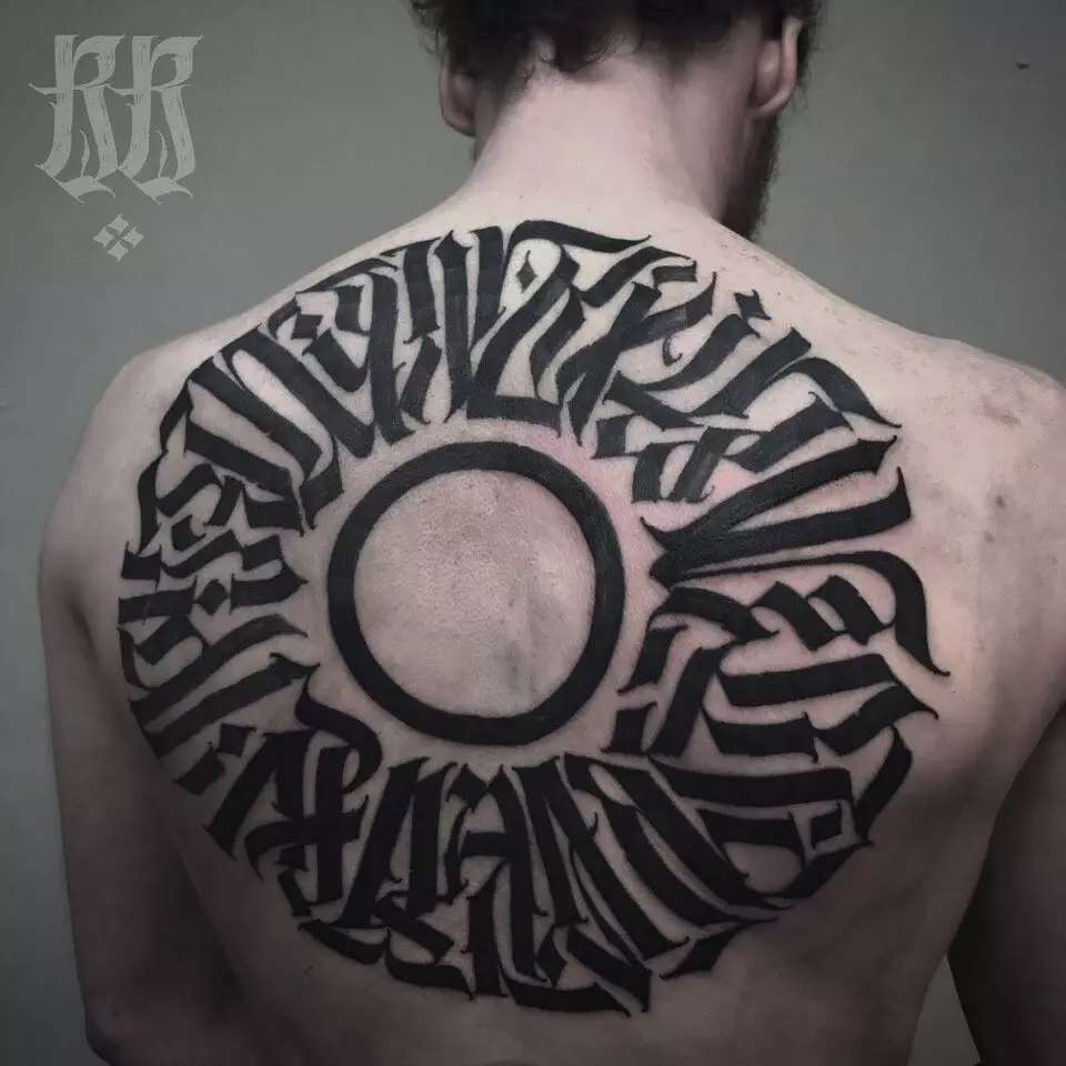 Kaligrafi tattoo: Imizobo Tattoo kunye lwamagama calligraphic esandleni, umlenze kunye namanye amalungu omzimba 13800_7