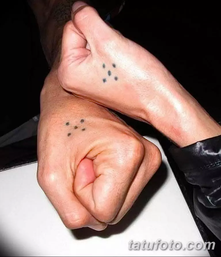 Tattoo mat Punkten: Dräi Punkten op der Hand, 4 an aner Tattooen, hir Bedeitung. Plaz Tattoo op de Fangeren an um Handgelenk, op d'Gesiicht an op de Knuckles 13808_21