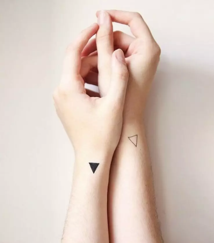 Minimalisme Tattoo (45 Billeder): Top minimalistiske skitser af kvindelige tatoveringer, gennemgang af tegninger på hånden og andre dele af kroppen for piger og mænd 13812_10