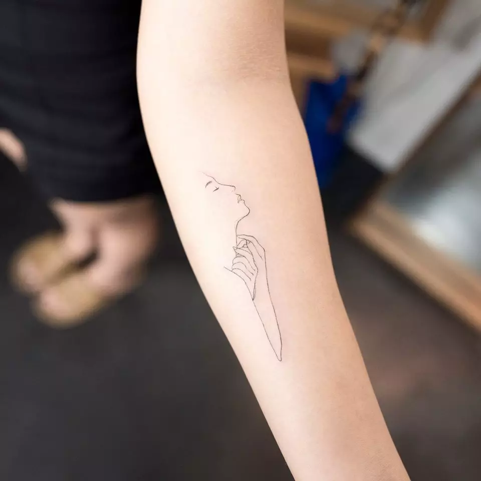Minimalizmus tattoo (45 fotó): Top minimalista vázlatai női tetoválás, értékelje rajzok a kezét, és más testrészek, a lányok és a férfiak 13812_11