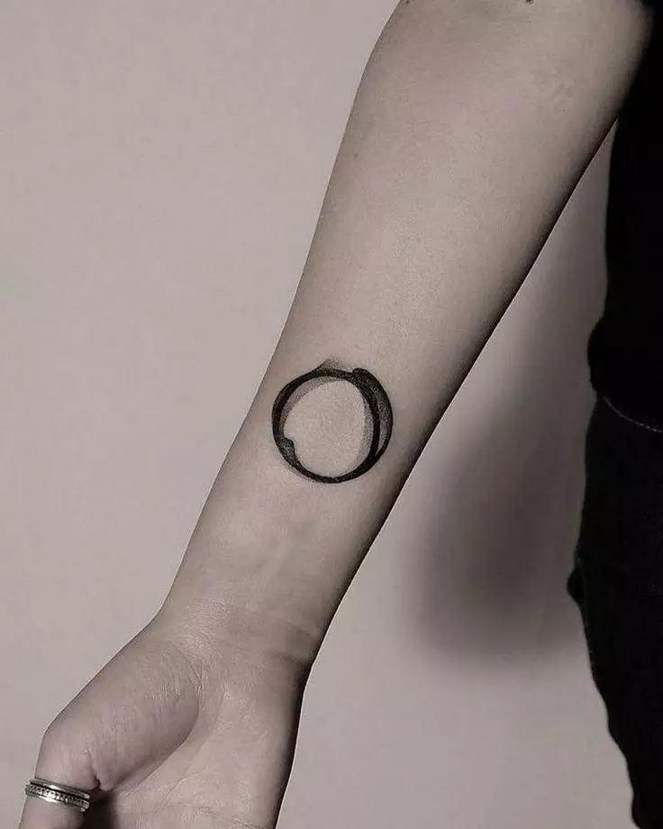 Minimalizam Tattoo (45 fotografija): Top minimalističke skice ženskih tetovaža, pregled crteža na ruku i drugih dijelova tijela za djevojčice i muškarce 13812_14