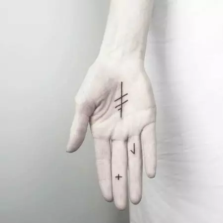 Τατουάζ μινιμαλισμού (45 φωτογραφίες): Κορυφαία μινιμαλιστικά σκίτσα των γυναικείων τατουάζ, αναθεώρηση σχεδίων στο χέρι και άλλα μέρη του σώματος για κορίτσια και άνδρες 13812_18