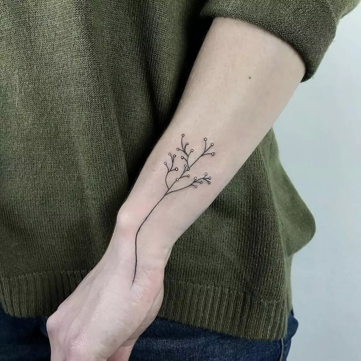 Minimalism Tattoo (45 bilder): Topp minimalistiske skisser av kvinnelige tatoveringer, gjennomgang av tegninger på hånden og andre deler av kroppen for jenter og menn 13812_2