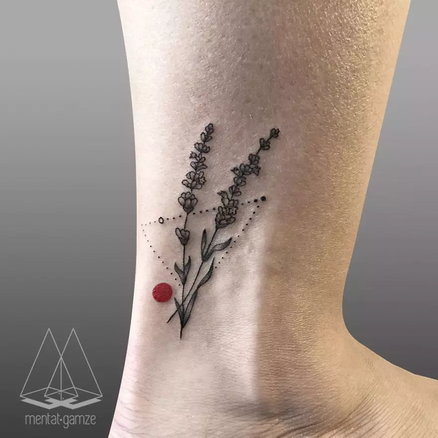 Minimalism tattoo (45 fotografij): Najboljše minimalistične skice ženskega tetovaže, pregled risb na rokah in drugih delih telesa za dekleta in moške 13812_27