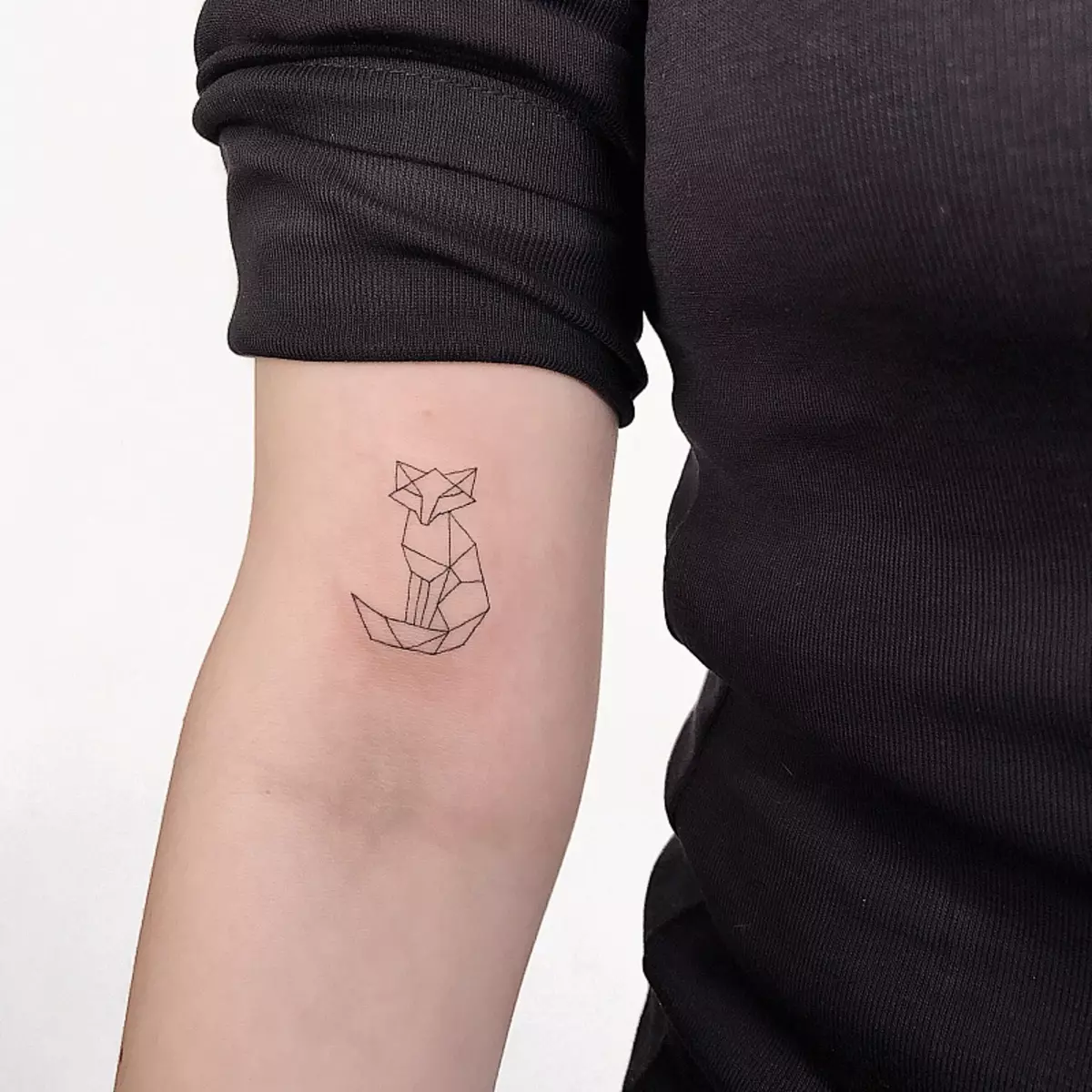 Minimalisme Tattoo (45 Billeder): Top minimalistiske skitser af kvindelige tatoveringer, gennemgang af tegninger på hånden og andre dele af kroppen for piger og mænd 13812_4