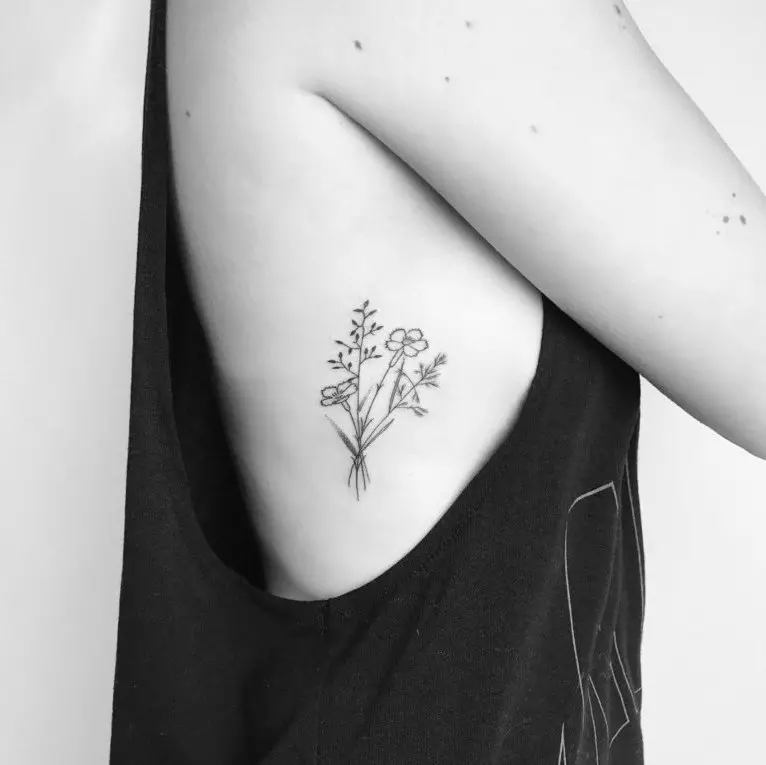 Minimalizm Tatuaż (45 zdjęć): Najlepsze minimalistyczne szkice kobiece tatuaże, przegląd rysunków na ręce i innych części ciała dla dziewcząt i mężczyzn 13812_41
