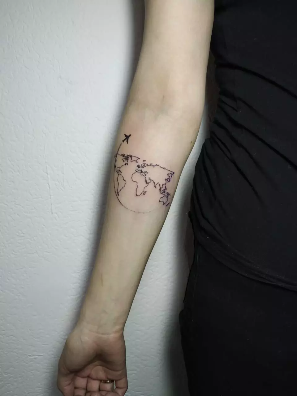 Minimalism Tattoo (45 fotoj): Supro minimalismaj skizoj de inaj tatuoj, revizio de desegnoj sur mano kaj aliaj partoj de la korpo por knabinoj kaj viroj 13812_43