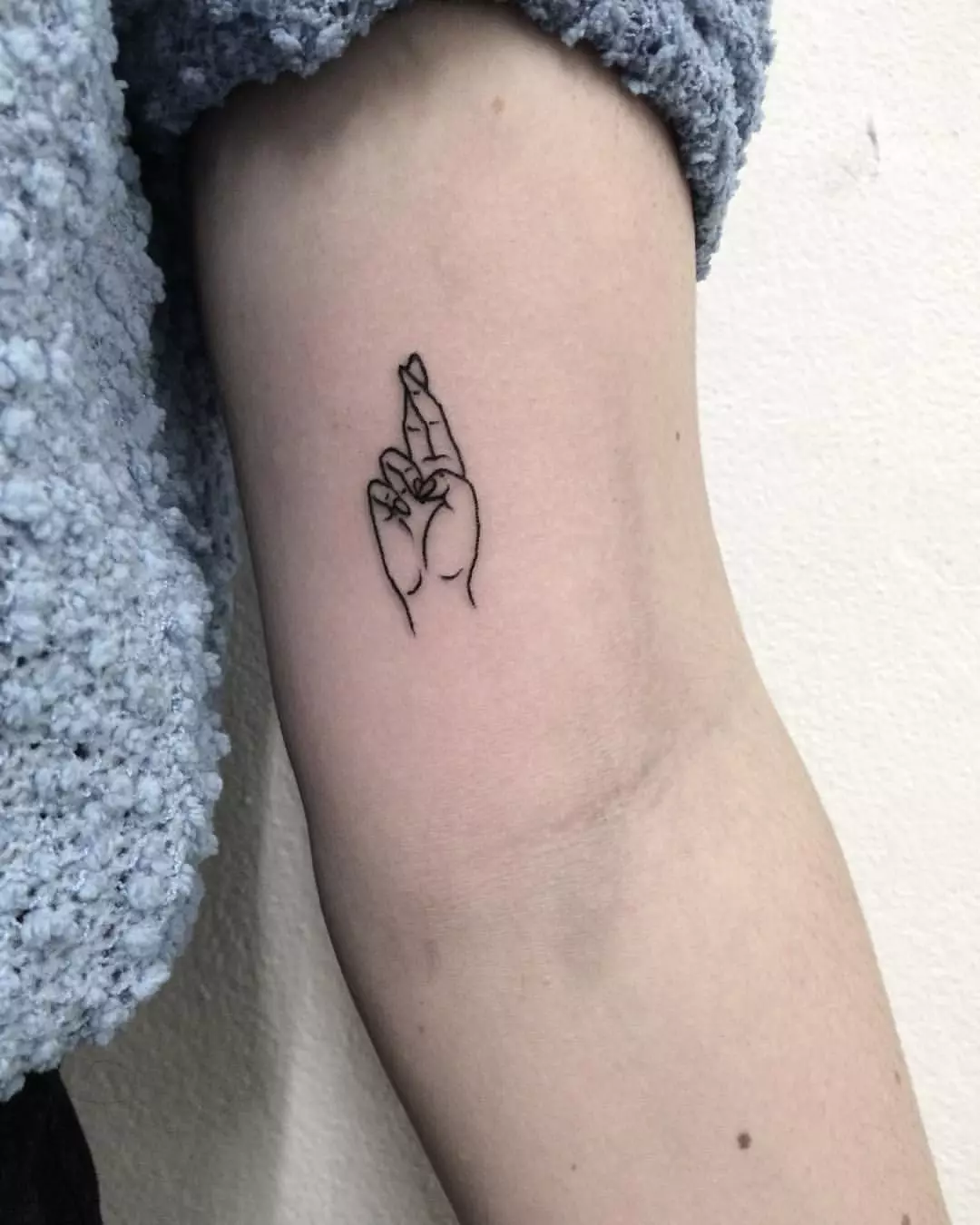 Minimalizmus Tattoo (45 fotografií): Top minimalistické náčrty ženských tetovaní, prehľad výkresov na ruke a ďalšie časti tela pre dievčatá a mužov 13812_7