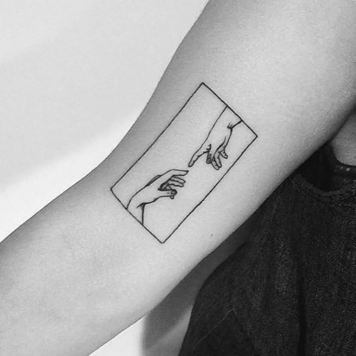 Minimalism tattoo (45 fotografij): Najboljše minimalistične skice ženskega tetovaže, pregled risb na rokah in drugih delih telesa za dekleta in moške 13812_9