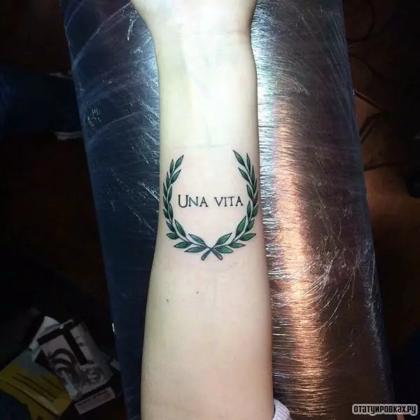 Tatuaj „Cununa“: valoarea tatuaj pe gât și pe piept, pe mână și alte părți ale corpului, schițe, măsline, coroană de flori Roman și altele 13815_13