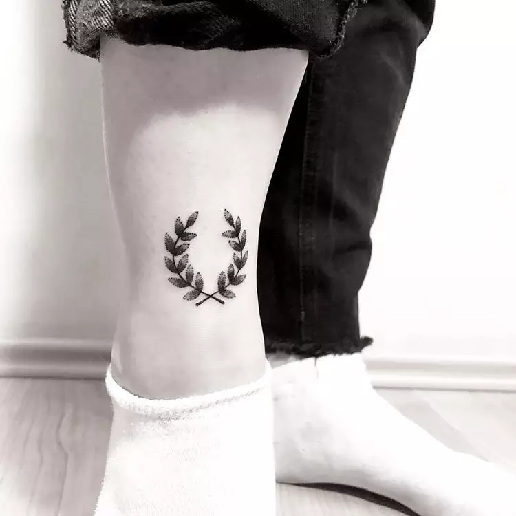 Tatuaj „Cununa“: valoarea tatuaj pe gât și pe piept, pe mână și alte părți ale corpului, schițe, măsline, coroană de flori Roman și altele 13815_29