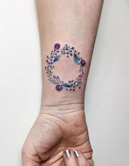 Tatuaj „Cununa“: valoarea tatuaj pe gât și pe piept, pe mână și alte părți ale corpului, schițe, măsline, coroană de flori Roman și altele 13815_30