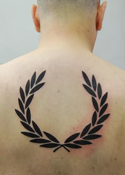 Тату «Вінок»: значення татуювання на шиї і на грудях, на руці і інших частинах тіла, ескізи, оливковий, римський вінок і інші 13815_33