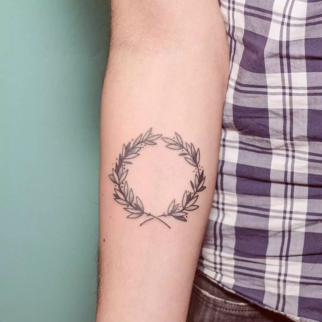 Tatuaj „Cununa“: valoarea tatuaj pe gât și pe piept, pe mână și alte părți ale corpului, schițe, măsline, coroană de flori Roman și altele 13815_37