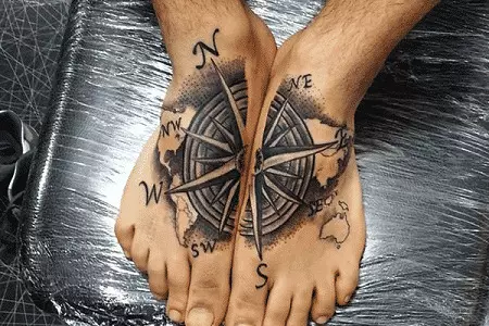 Таттоо на нози (80 фотографија): натписи и лагани тетоваже, звезде и цвеће, прелепа тетоважа на целој нози и задњим, доле и изнад 13817_12