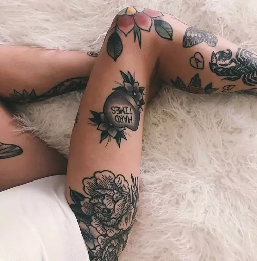 Таттоо на нози (80 фотографија): натписи и лагани тетоваже, звезде и цвеће, прелепа тетоважа на целој нози и задњим, доле и изнад 13817_13