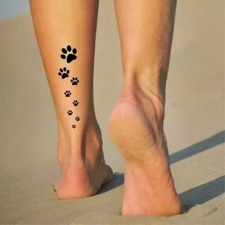 Таттоо на нози (80 фотографија): натписи и лагани тетоваже, звезде и цвеће, прелепа тетоважа на целој нози и задњим, доле и изнад 13817_21